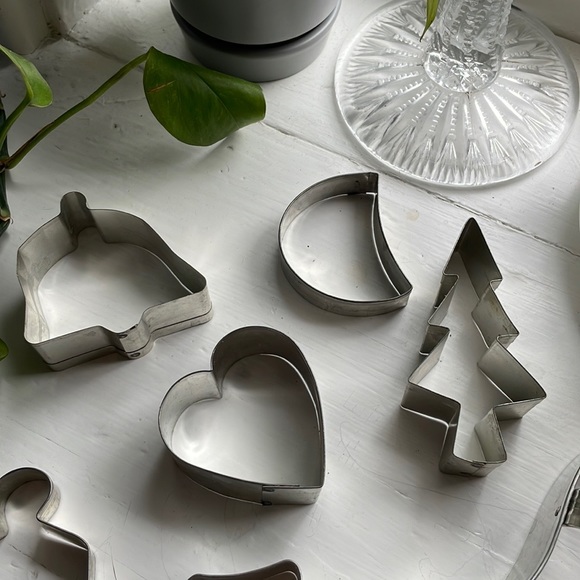 Vintage Metal Holiday Cookies Cutters Bundle - Picture 3 of 3